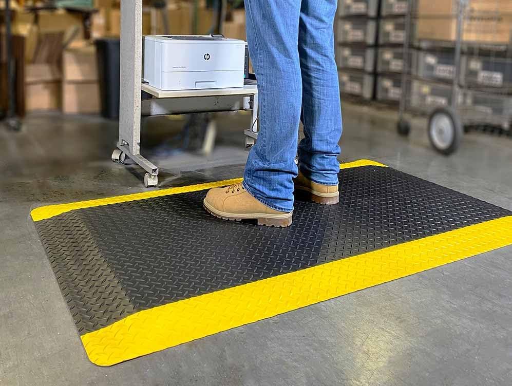 Wearwell Diamond-Plate Select Mat - Black/Yellow. Anti-Fatigue Workstation Mat. 3' W x 5' L x 9/16" Thickness. PVC Vinyl Surface with PVC Sponge. For Dry Industrial Use (495.916x3x5BYL) - Image 4